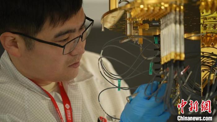 科研人員正在組裝超導(dǎo)量子計算機(jī)。