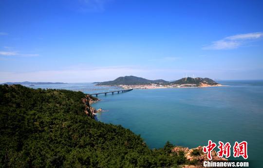 煙臺環(huán)境優(yōu)美、氣候宜人，遍布的海水浴場、濱海觀光景點(diǎn)為游艇帆船產(chǎn)業(yè)發(fā)展創(chuàng)造了條件。(資料圖) 楊兵 攝