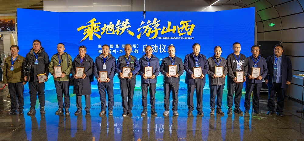 活動(dòng)為參展攝影家頒發(fā)入展證書。