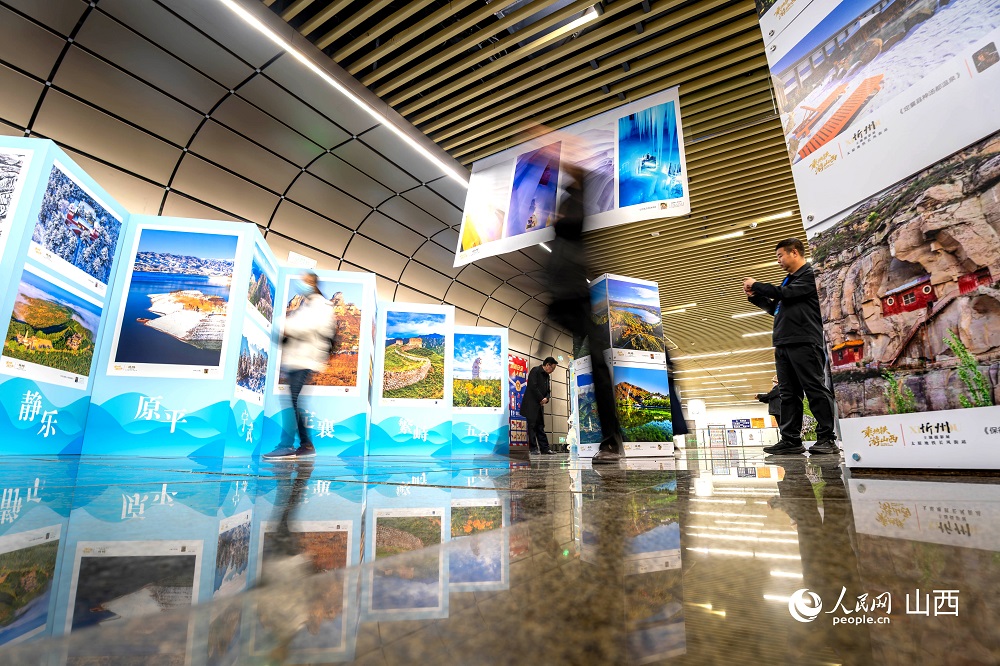 觀眾正在欣賞攝影作品。