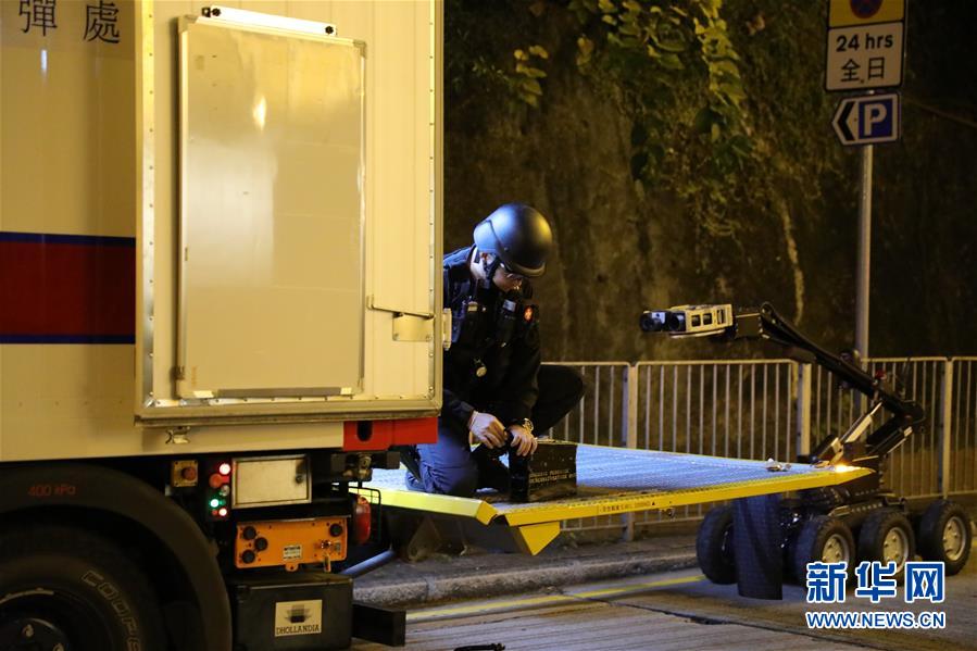 （港澳臺&middot;香港故事&middot;圖文互動）（2）用手觸摸二戰(zhàn)炸彈的人——訪香港警方拆彈專家