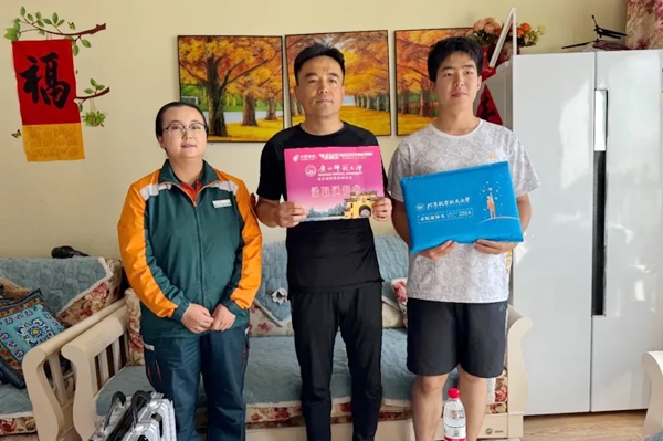 劉傲寒父子收到錄取通知書。北航供圖