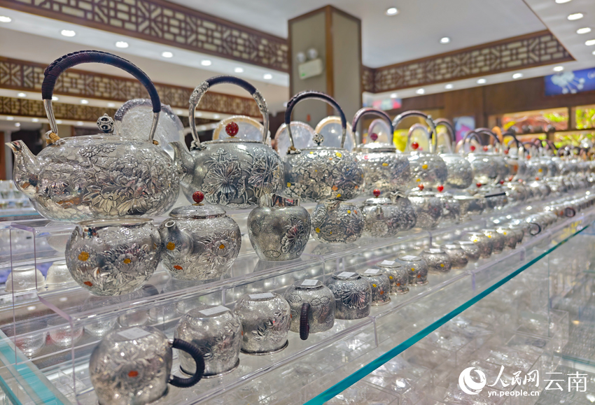 新華村一家銀器店里的各類銀器。人民網(wǎng)記者 符皓攝