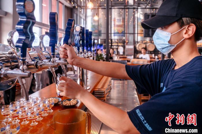 圖為百威雪津啤酒莆田基地工作人員正在打酒?！±钅宪?攝